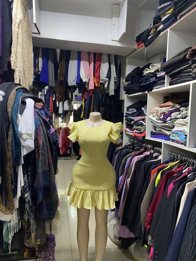 For this ladies’ fashion shop, I recommend a name that reflects elegance, beauty, and style. 👗✨